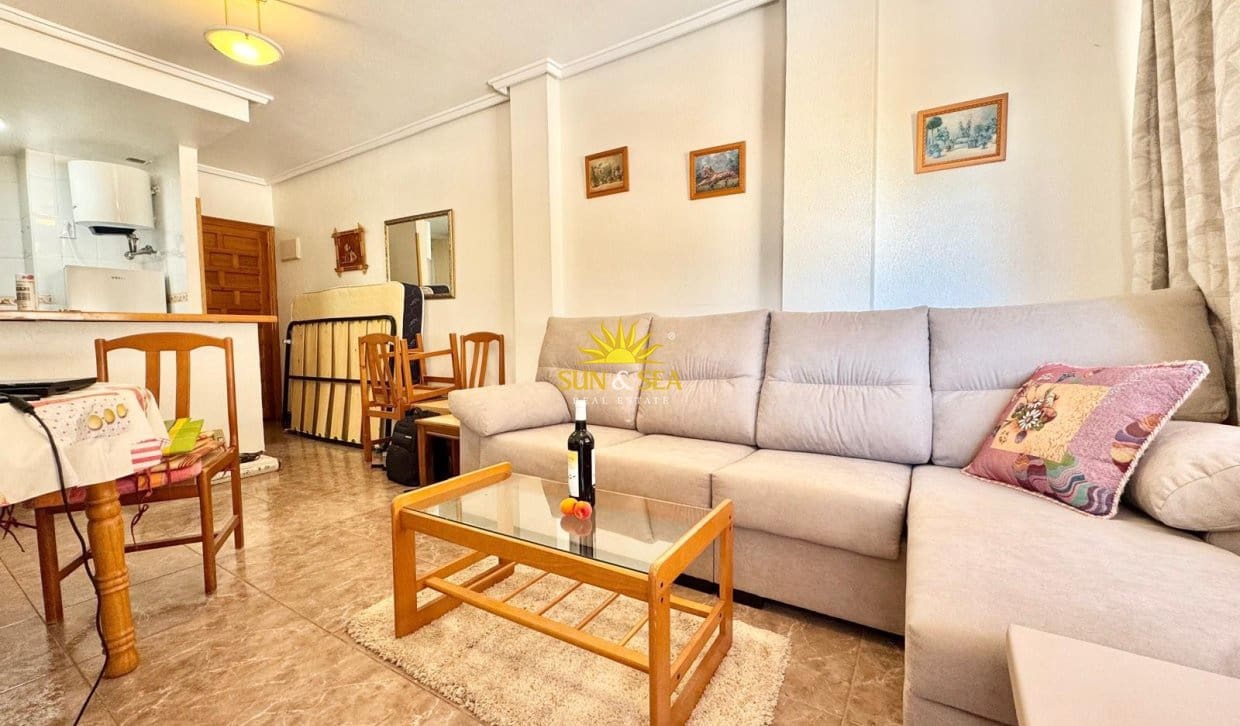 2 Zimmer Apartment zu vermieten in Torrevieja mit Pool Garage - 900 € (Ref: 9872407)