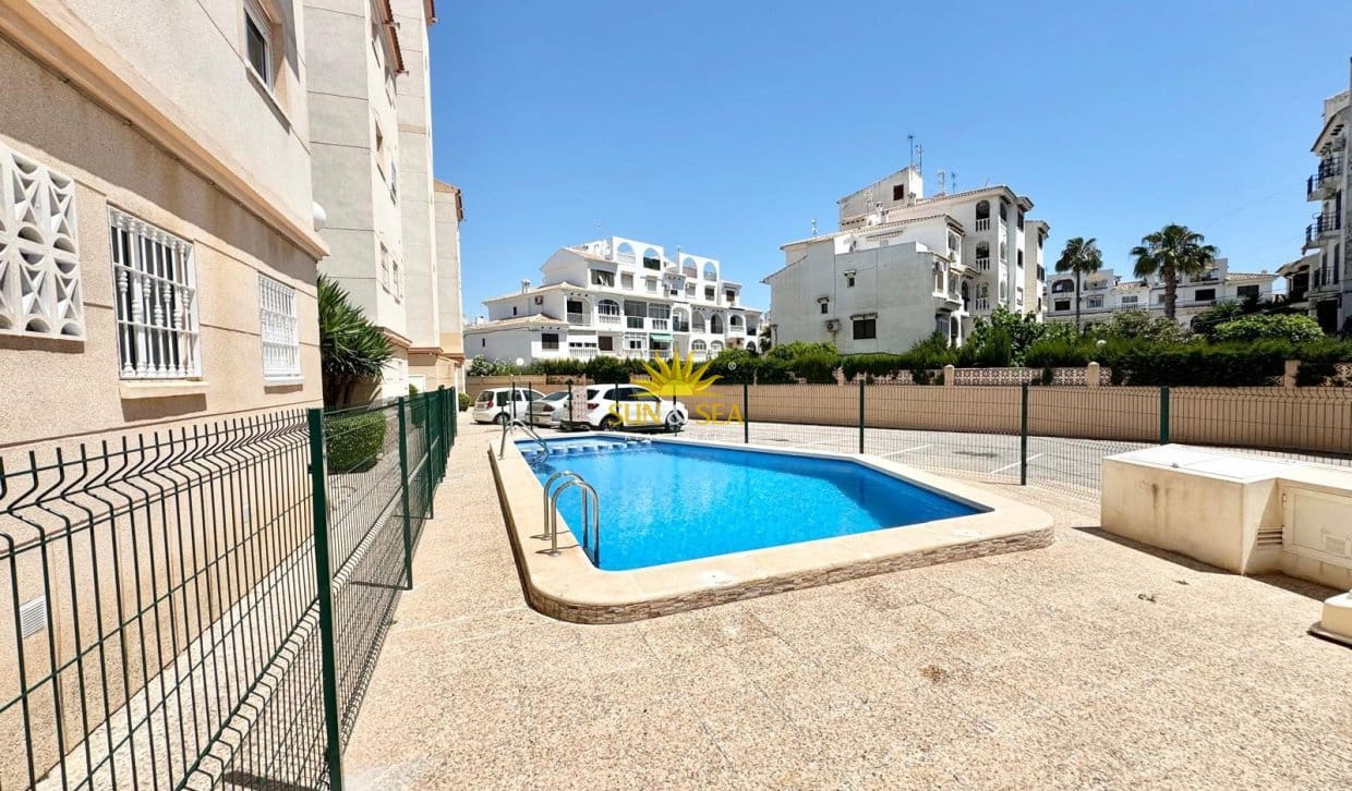 2 Zimmer Apartment zu vermieten in Torrevieja mit Pool Garage - 900 € (Ref: 9872407)