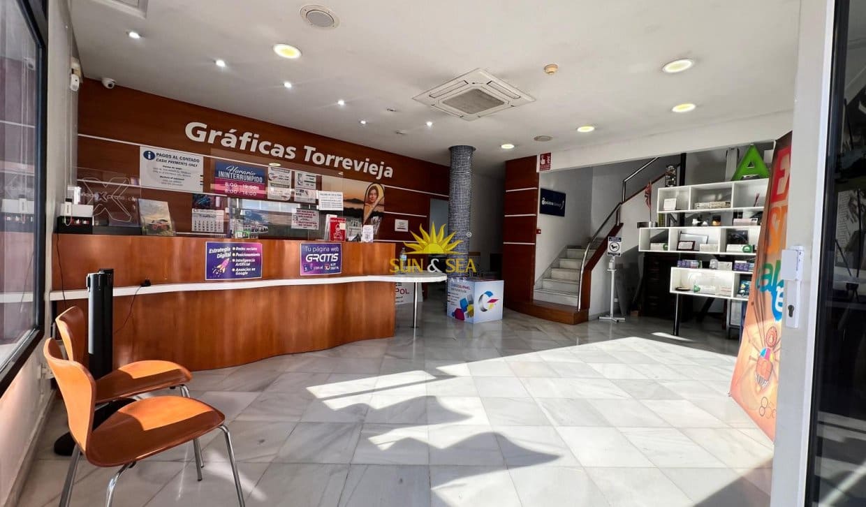 Local Commercial de 2 chambres à louer à Torrevieja - 4 900 € (Ref: 9872408)