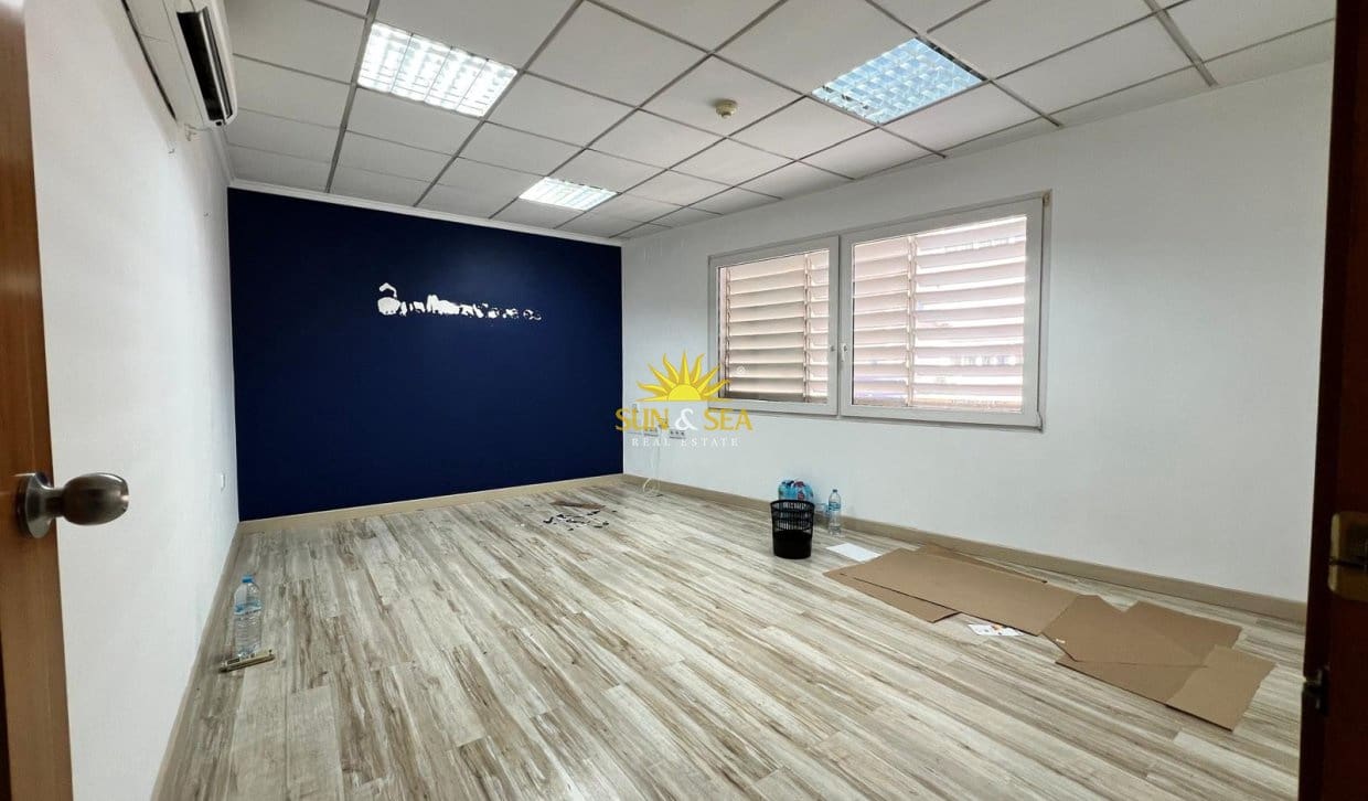 Local Commercial de 2 chambres à louer à Torrevieja - 4 900 € (Ref: 9872408)