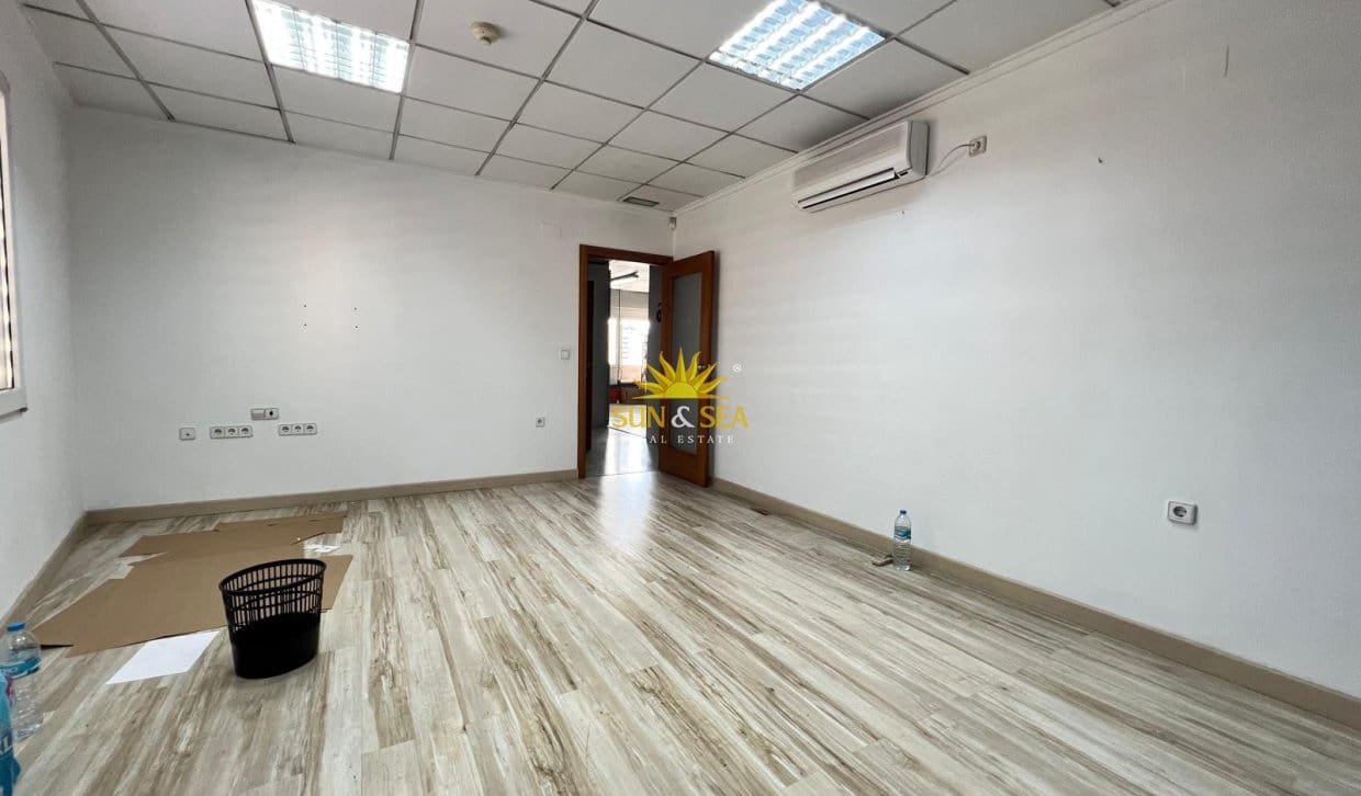 Local Commercial de 2 chambres à louer à Torrevieja - 4 900 € (Ref: 9872408)