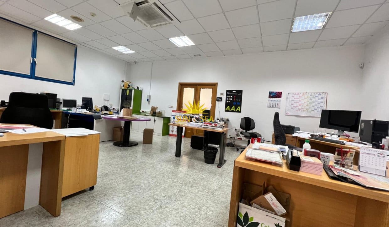 Local Commercial de 2 chambres à louer à Torrevieja - 4 900 € (Ref: 9872408)