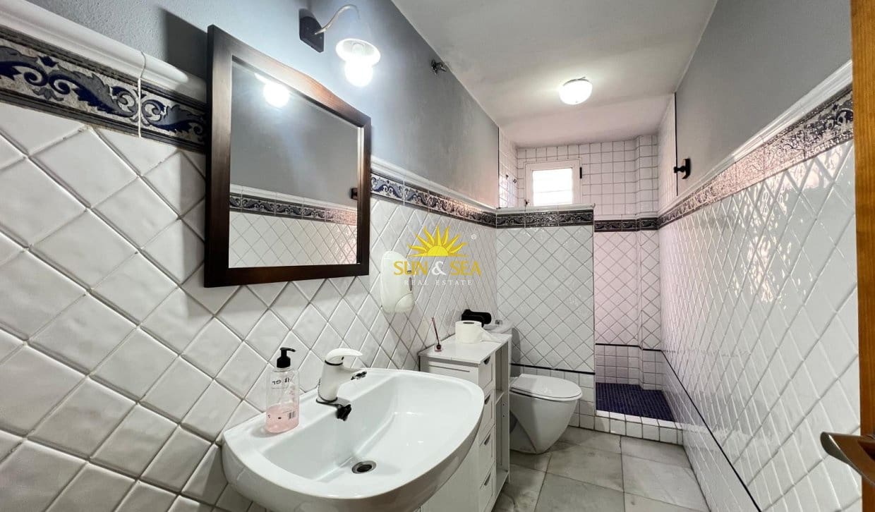 Local Commercial de 2 chambres à louer à Torrevieja - 4 900 € (Ref: 9872408)