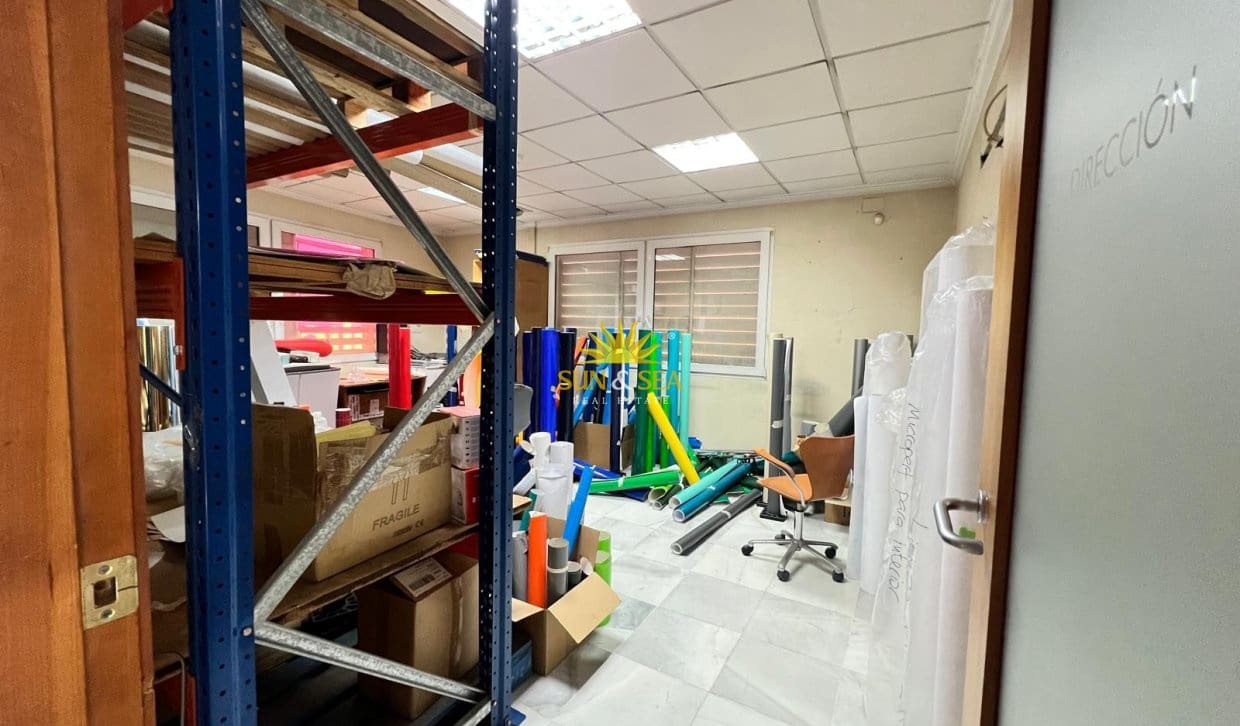 Local Commercial de 2 chambres à louer à Torrevieja - 4 900 € (Ref: 9872408)