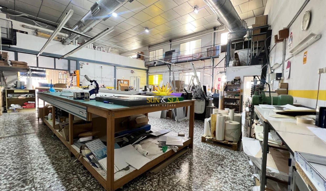 Local Commercial de 2 chambres à louer à Torrevieja - 4 900 € (Ref: 9872408)