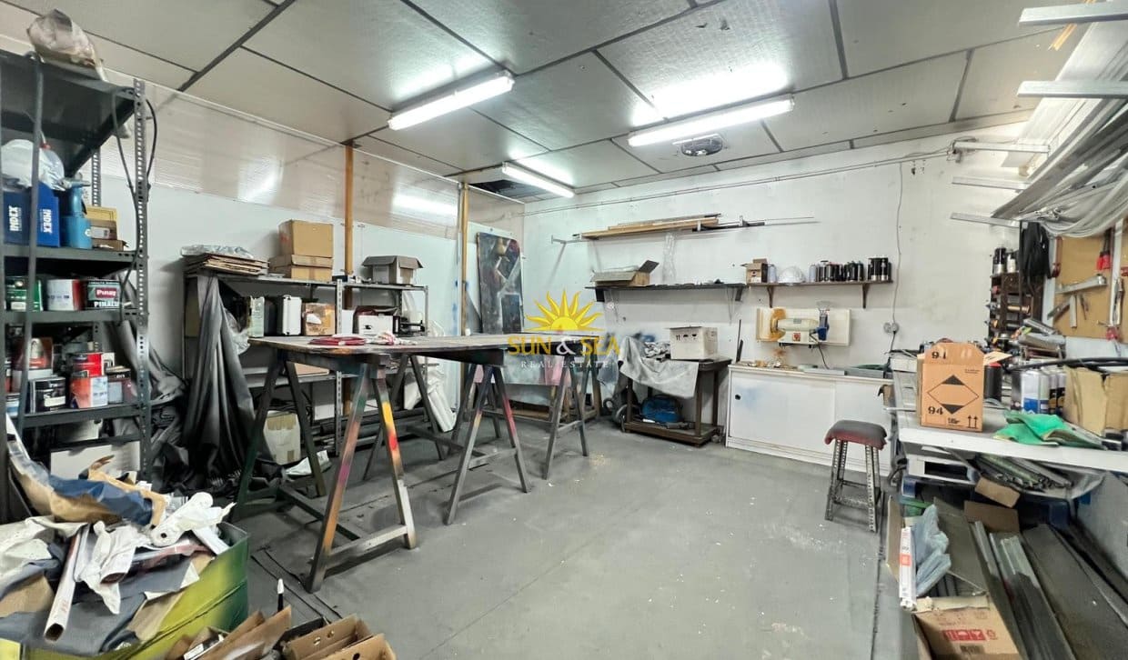 Local Commercial de 2 chambres à louer à Torrevieja - 4 900 € (Ref: 9872408)