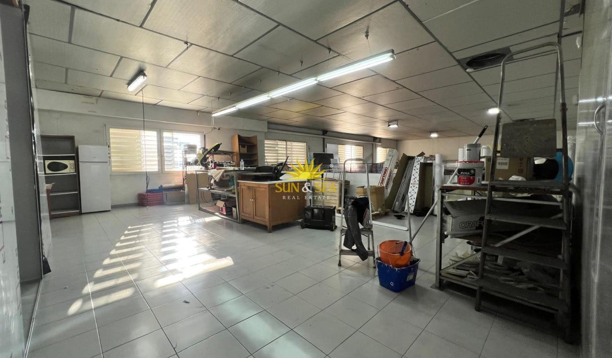 Local Commercial de 2 chambres à louer à Torrevieja - 4 900 € (Ref: 9872408)