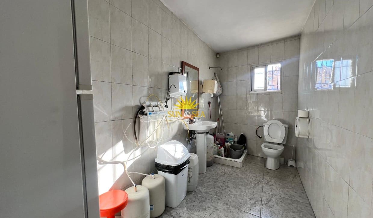 Local Commercial de 2 chambres à louer à Torrevieja - 4 900 € (Ref: 9872408)