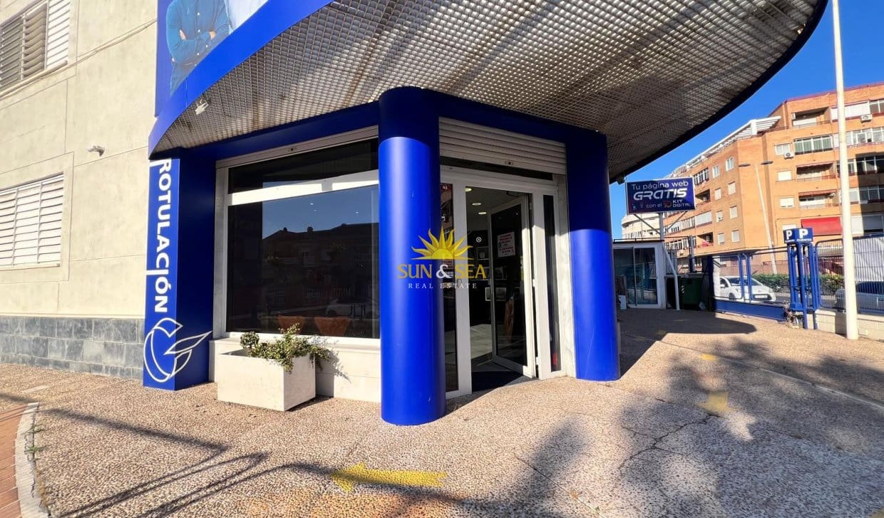 Local Commercial de 2 chambres à louer à Torrevieja - 4 900 € (Ref: 9872408)