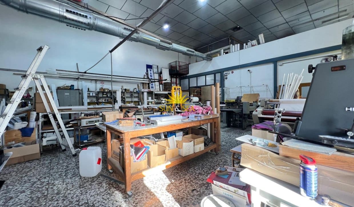 Local Commercial de 2 chambres à louer à Torrevieja - 4 900 € (Ref: 9872408)