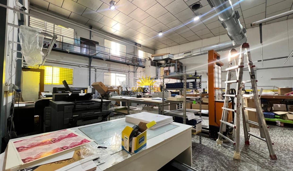 Local Commercial de 2 chambres à louer à Torrevieja - 4 900 € (Ref: 9872408)