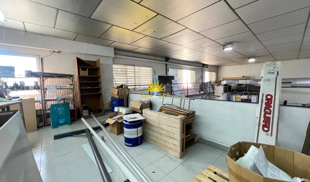 Local Commercial de 2 chambres à louer à Torrevieja - 4 900 € (Ref: 9872408)