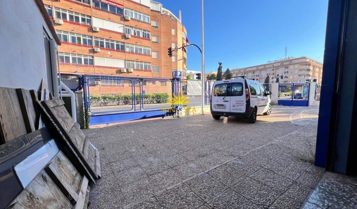 Local Commercial de 2 chambres à louer à Torrevieja - 4 900 € (Ref: 9872408)