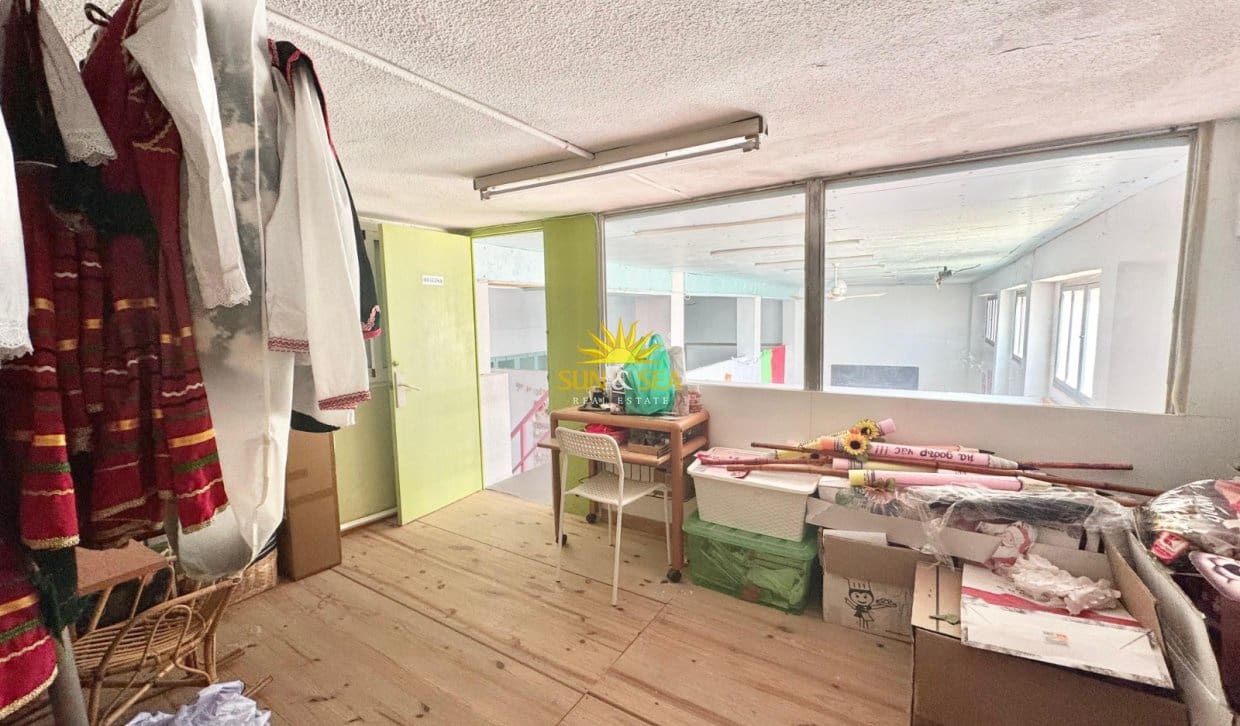 4 Zimmer Gewerbe zu vermieten in Torrevieja - 1.300 € (Ref: 9872409)