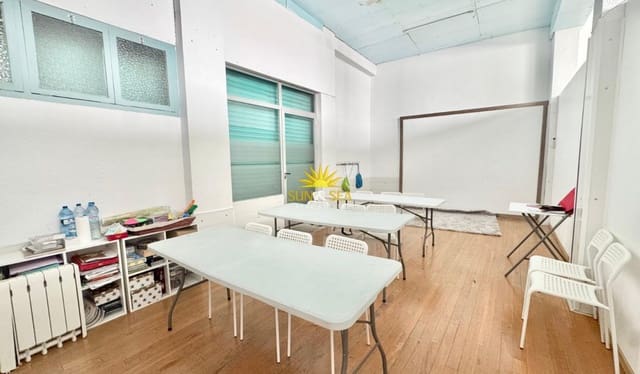 Local Commercial de 4 chambres à louer à Centro - Muelle Pesquero, Torrevieja - 1 300 € (Ref: 9872409)