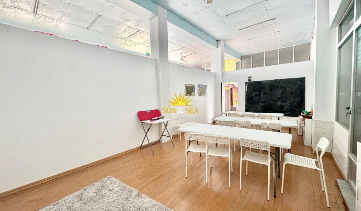4 Zimmer Gewerbe zu vermieten in Torrevieja - 1.300 € (Ref: 9872409)