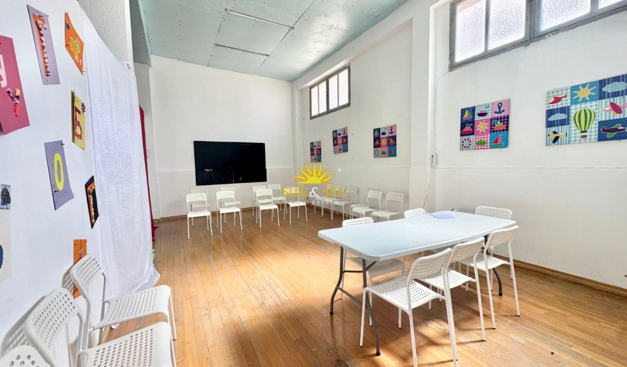 4 Zimmer Gewerbe zu vermieten in Torrevieja - 1.300 € (Ref: 9872409)