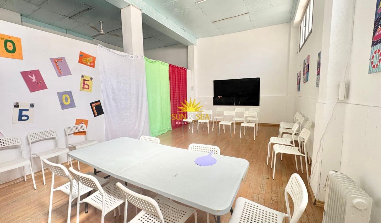 4 Zimmer Gewerbe zu vermieten in Torrevieja - 1.300 € (Ref: 9872409)