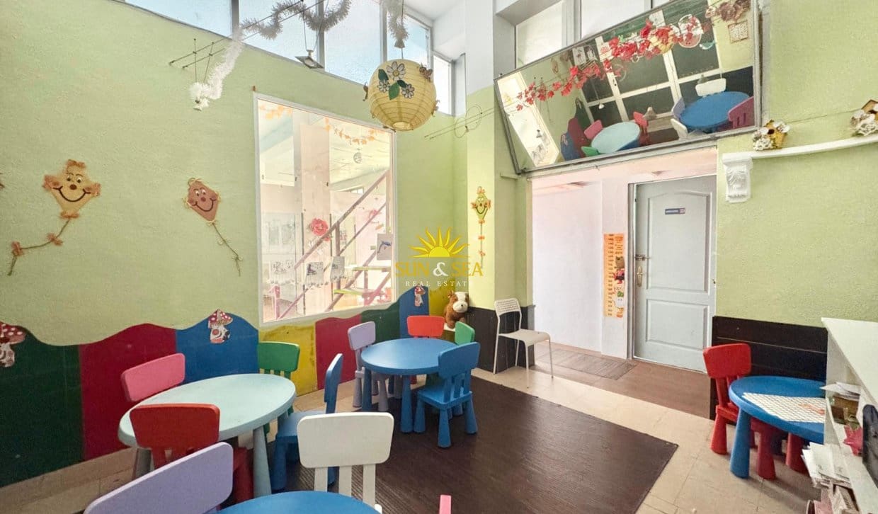 4 Zimmer Gewerbe zu vermieten in Torrevieja - 1.300 € (Ref: 9872409)