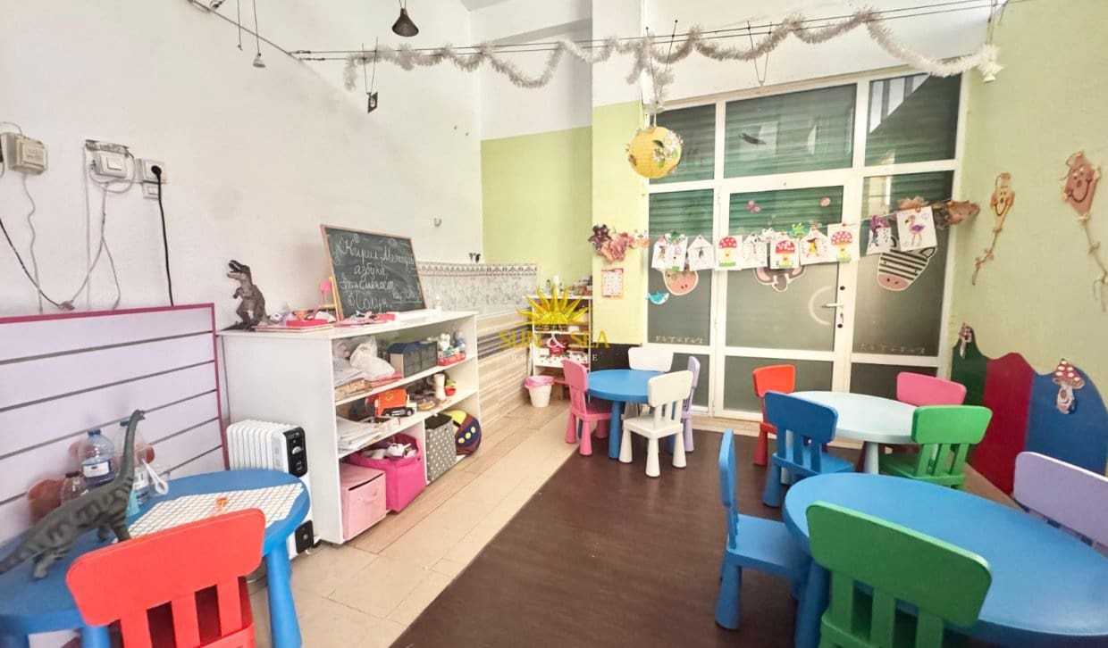 4 Zimmer Gewerbe zu vermieten in Torrevieja - 1.300 € (Ref: 9872409)