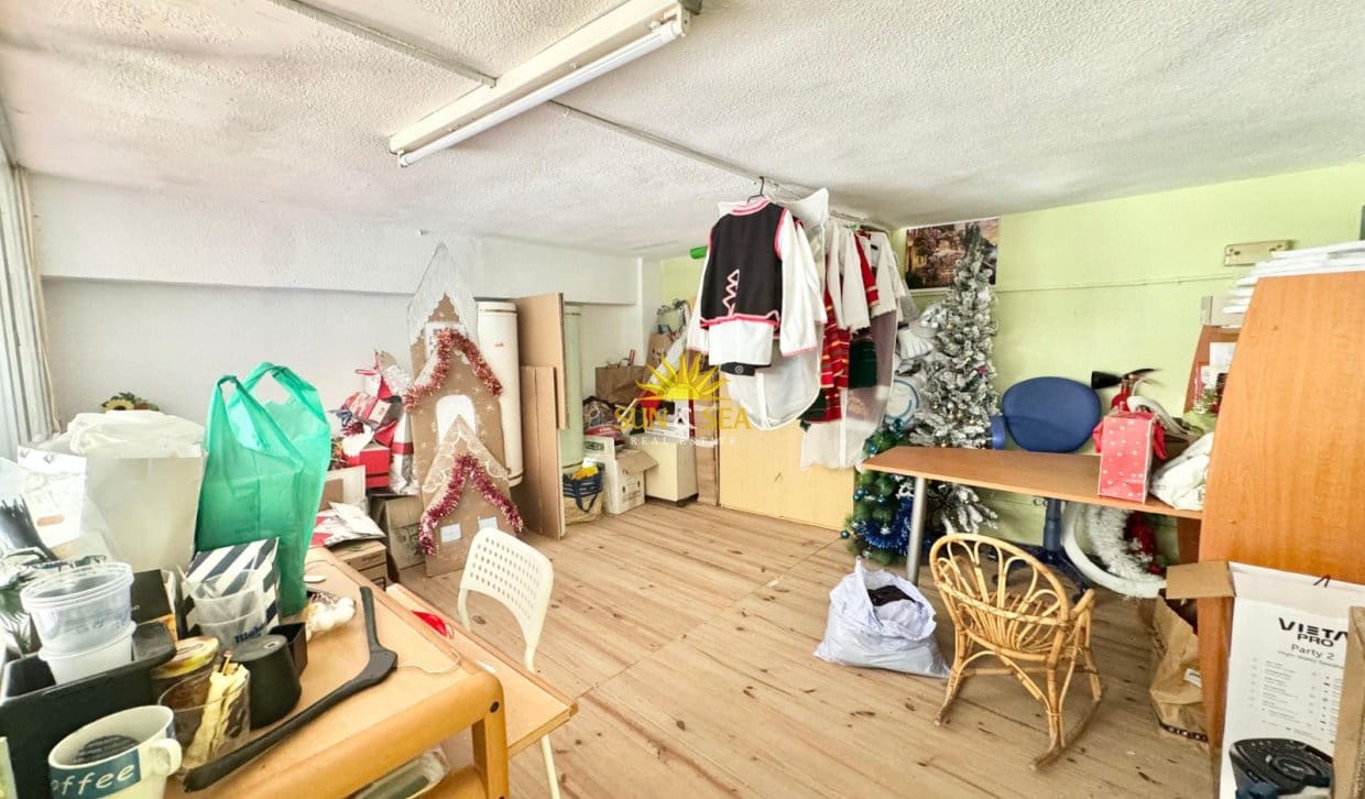 4 Zimmer Gewerbe zu vermieten in Torrevieja - 1.300 € (Ref: 9872409)