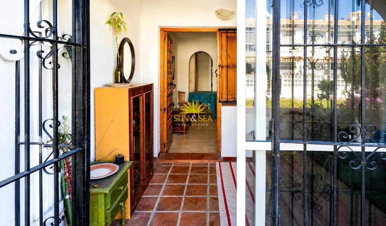 1 sypialnia Dom na sprzedaż w Torrevieja z basenem - 107 000 € (Ref: 9879743)