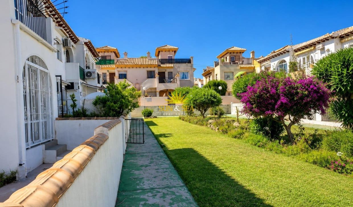 1 sypialnia Dom na sprzedaż w Torrevieja z basenem - 107 000 € (Ref: 9879743)
