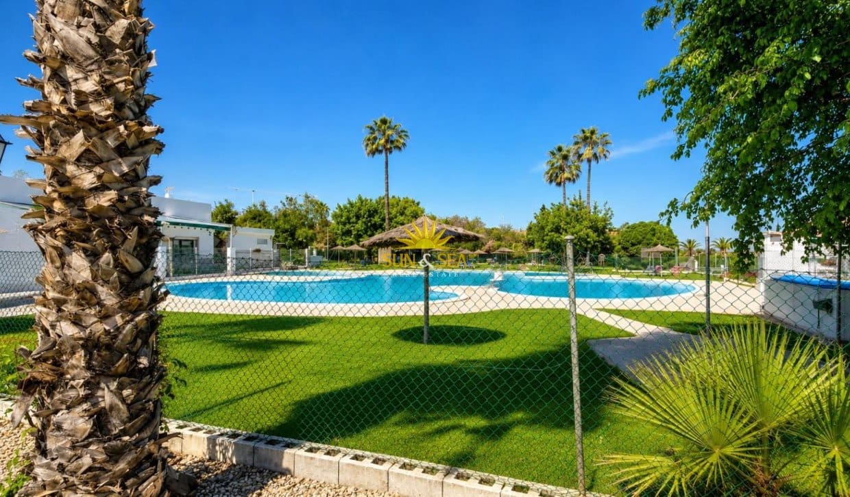 1 sypialnia Dom na sprzedaż w Torrevieja z basenem - 107 000 € (Ref: 9879743)