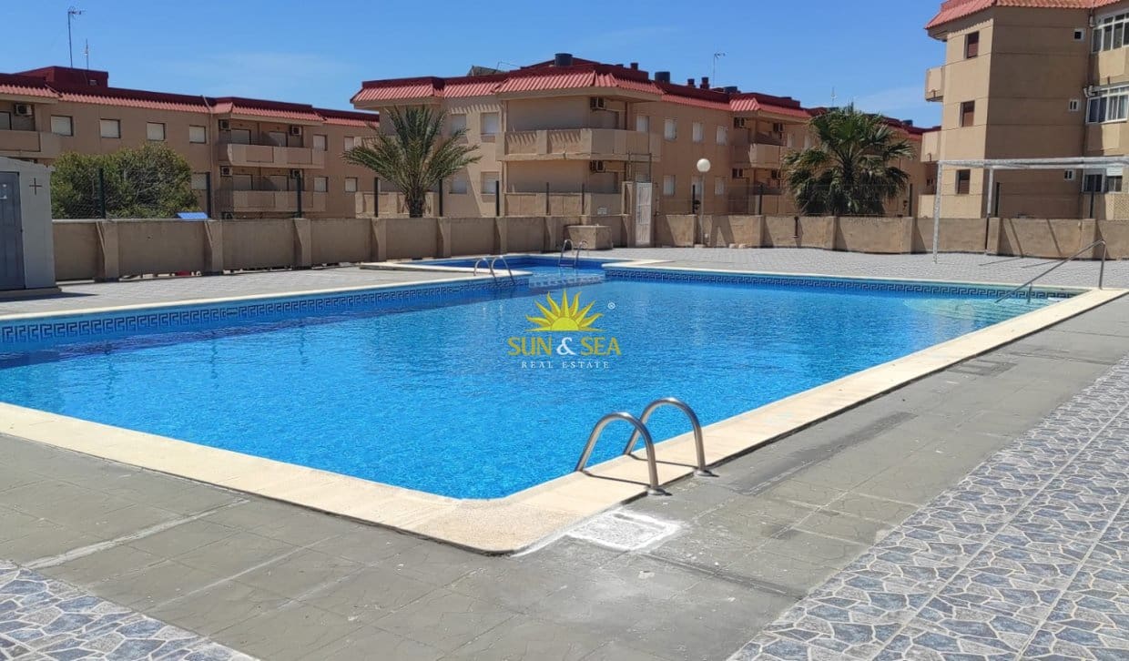 Appartement de 2 chambres de location de vacances à La Manga del Mar Menor avec piscine - 600 € (Ref: 9882444)