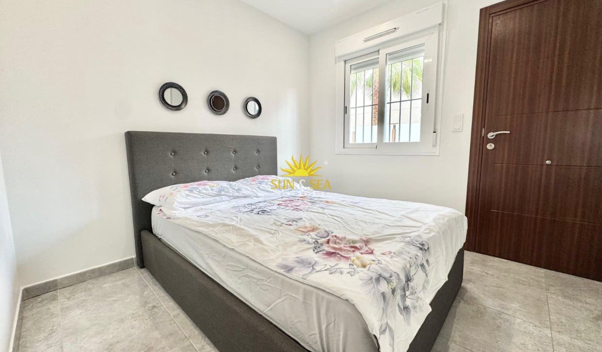 3 bedroom Apartment for rent in Torrevieja with pool - € 1,200 (Ref: 9882612)