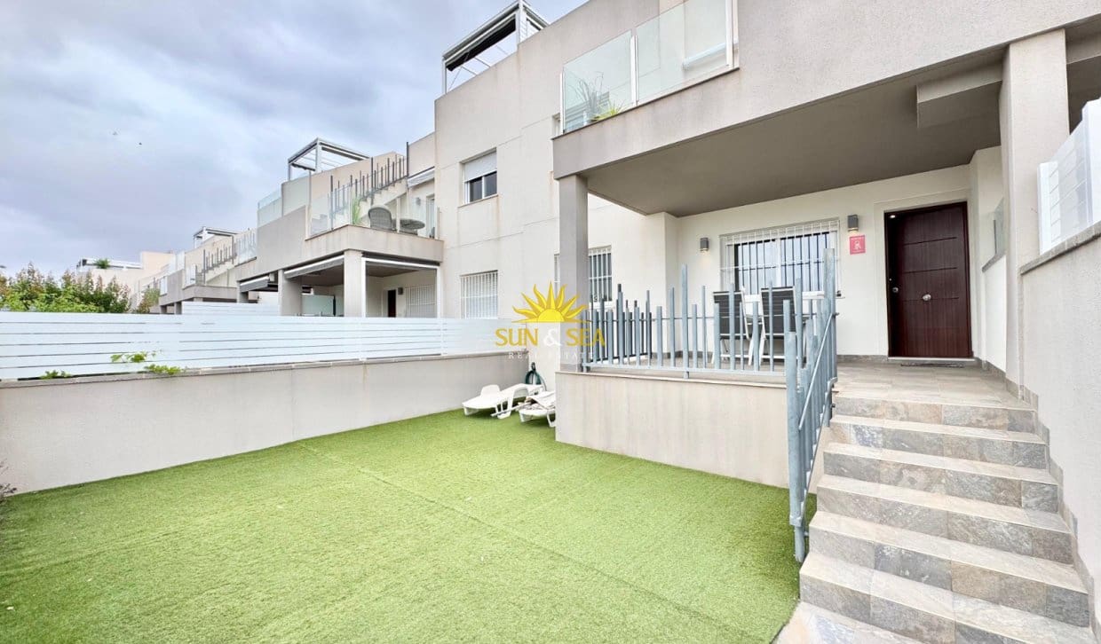 3 bedroom Apartment for rent in Torrevieja with pool - € 1,200 (Ref: 9882612)