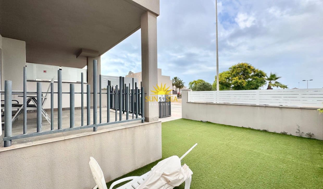 3 bedroom Apartment for rent in Torrevieja with pool - € 1,200 (Ref: 9882612)