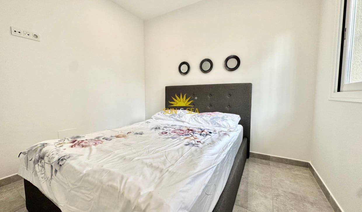 3 bedroom Apartment for rent in Torrevieja with pool - € 1,200 (Ref: 9882612)