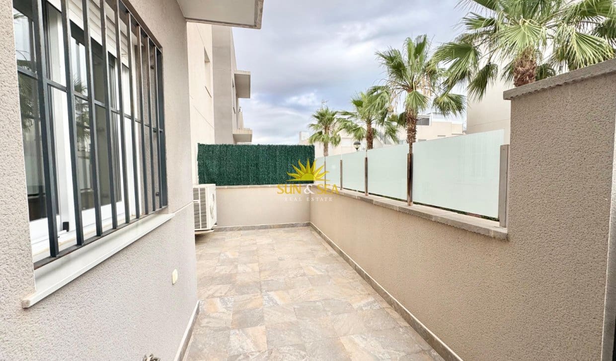 3 bedroom Apartment for rent in Torrevieja with pool - € 1,200 (Ref: 9882612)