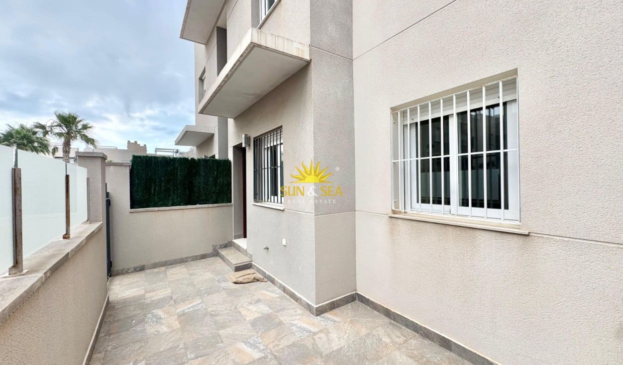 3 bedroom Apartment for rent in Torrevieja with pool - € 1,200 (Ref: 9882612)