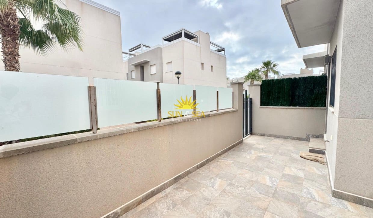 3 bedroom Apartment for rent in Torrevieja with pool - € 1,200 (Ref: 9882612)