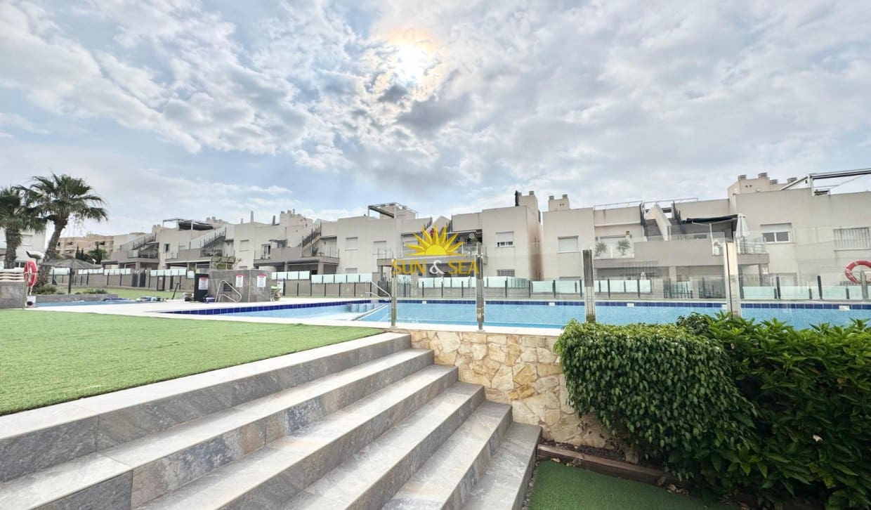 3 bedroom Apartment for rent in Torrevieja with pool - € 1,200 (Ref: 9882612)