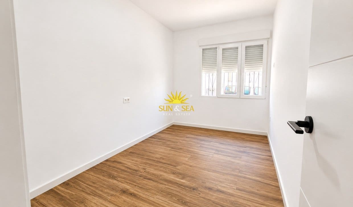 3 makuuhuone Huoneisto myytävänä paikassa San Pedro del Pinatar mukana 
autotalli - 174 900 € (Ref: 9883860)