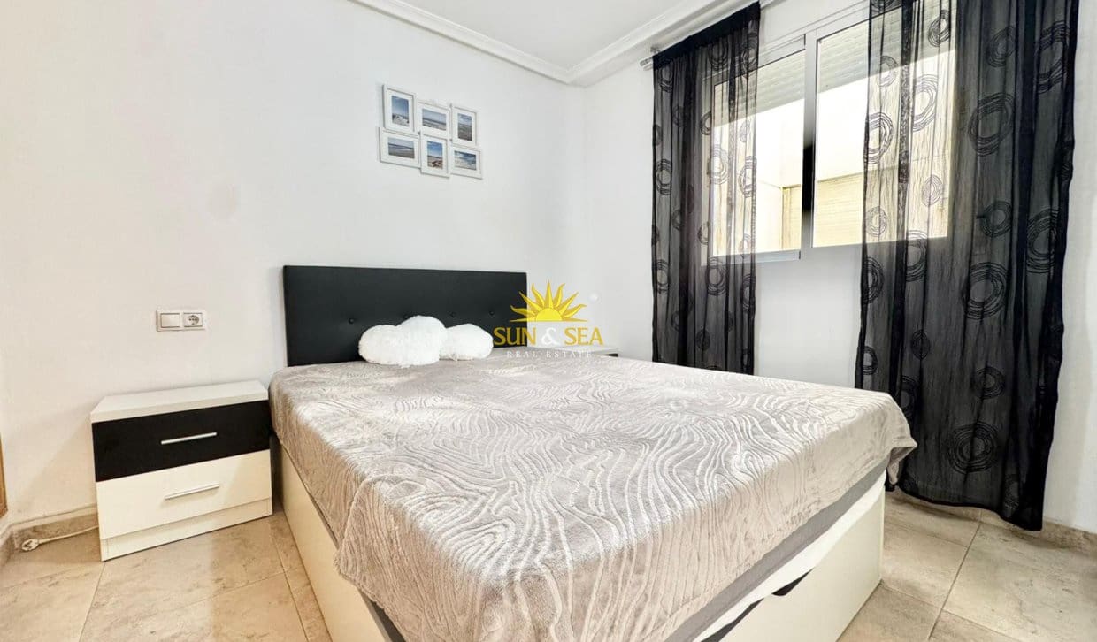 2 bedroom Apartment for rent in Torrevieja - € 750 (Ref: 9890677)
