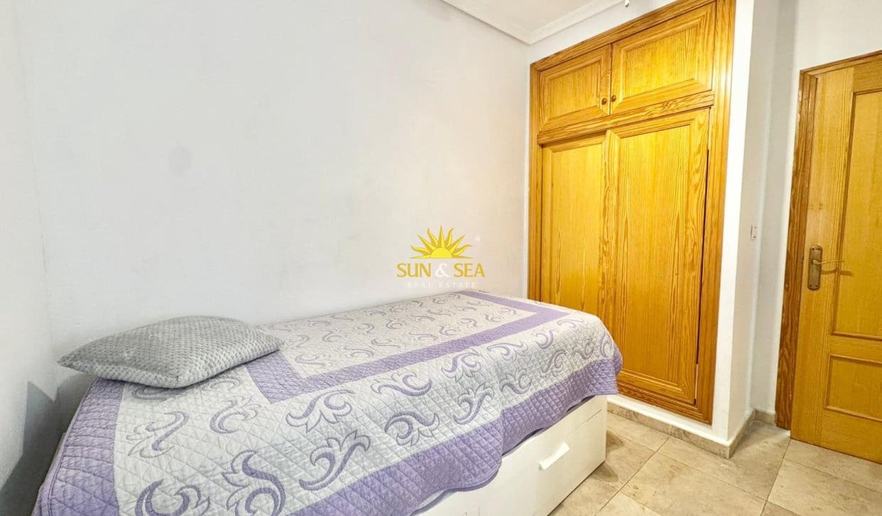 2 bedroom Apartment for rent in Torrevieja - € 750 (Ref: 9890677)