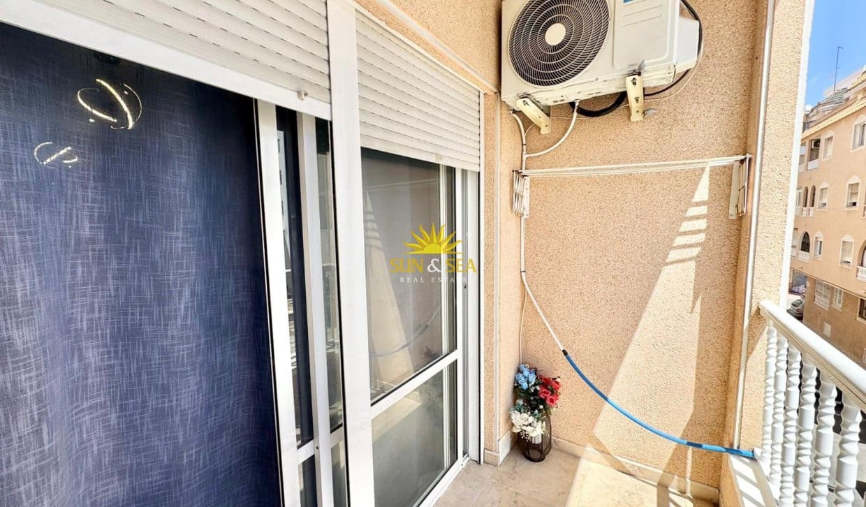 2 bedroom Apartment for rent in Torrevieja - € 750 (Ref: 9890677)