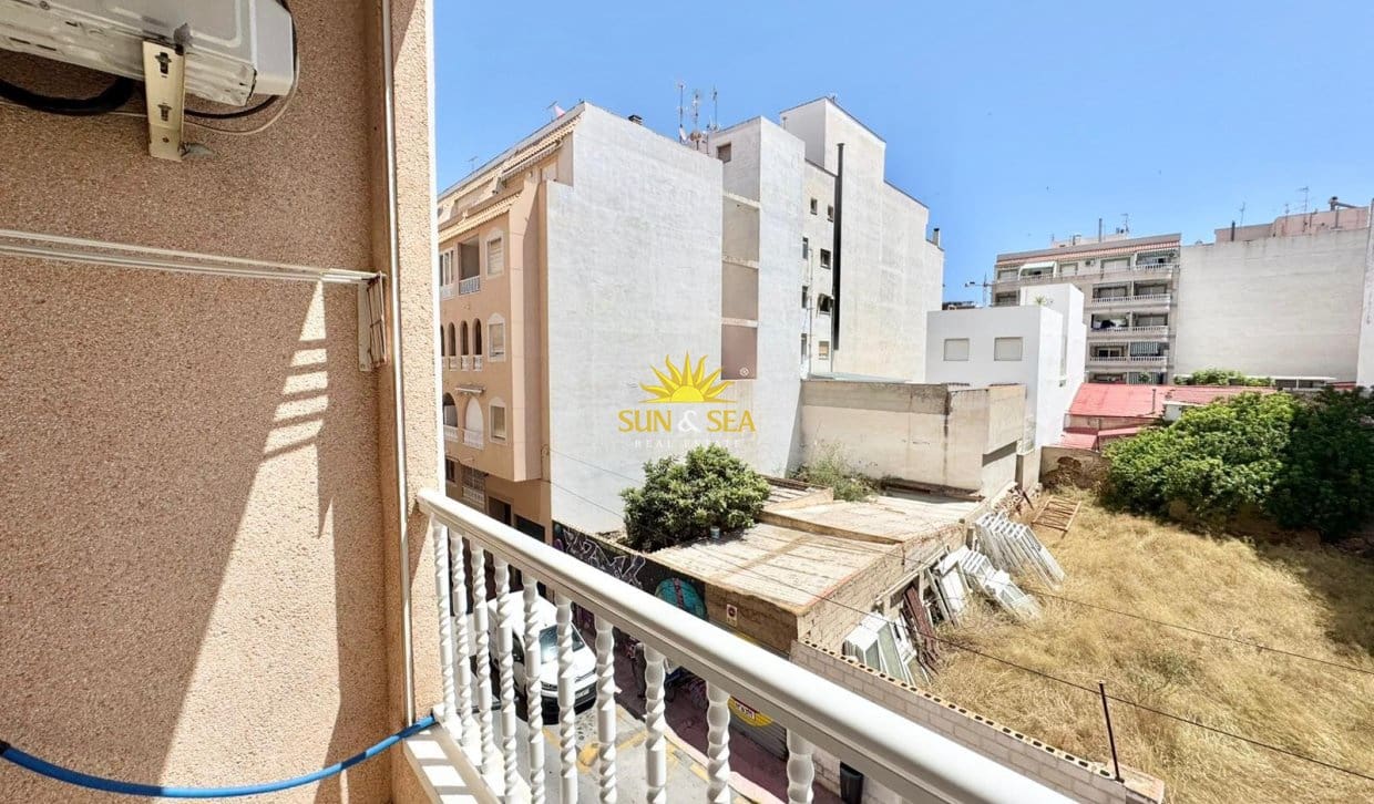 2 bedroom Apartment for rent in Torrevieja - € 750 (Ref: 9890677)
