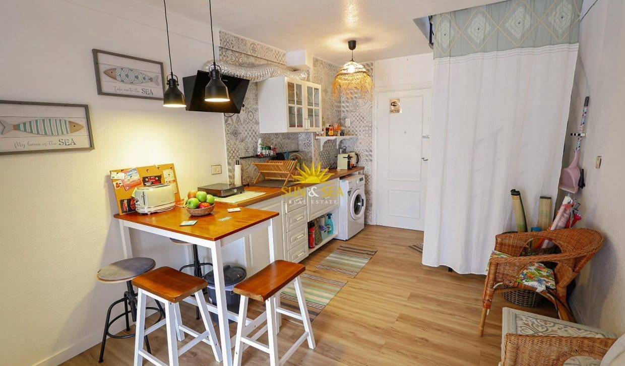 2 bedroom Apartment for rent in Torrevieja with pool - € 1,200 (Ref: 9891344)