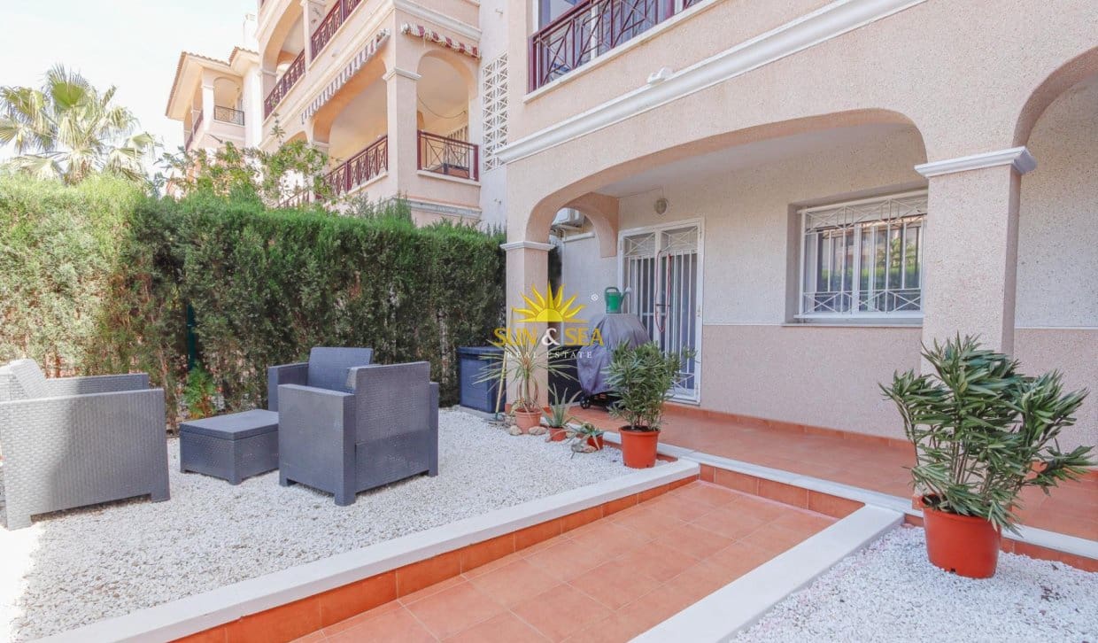 Casa de 2 habitaciones en Orihuela Costa en venta con piscina - 218.000 € (Ref: 9893230)