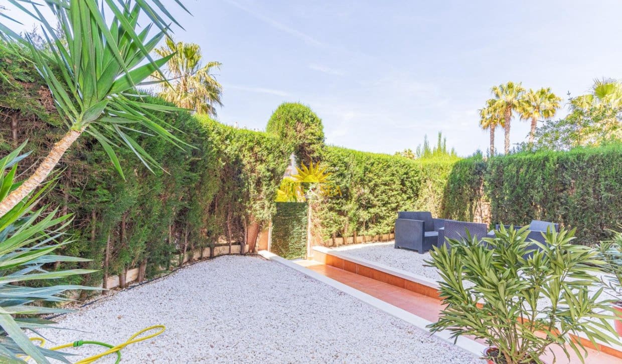 Casa de 2 habitaciones en Orihuela Costa en venta con piscina - 218.000 € (Ref: 9893230)
