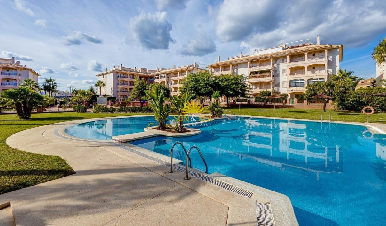 Casa de 2 habitaciones en Orihuela Costa en venta con piscina - 218.000 € (Ref: 9893230)