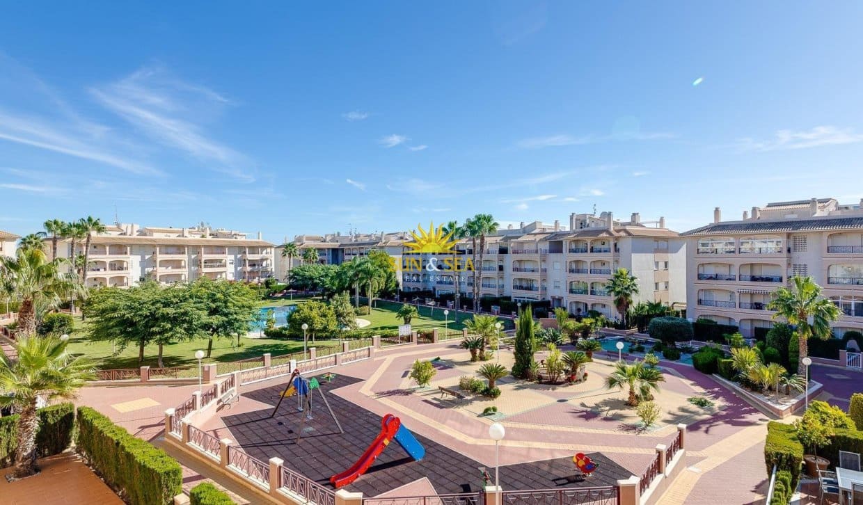 Casa de 2 habitaciones en Orihuela Costa en venta con piscina - 218.000 € (Ref: 9893230)