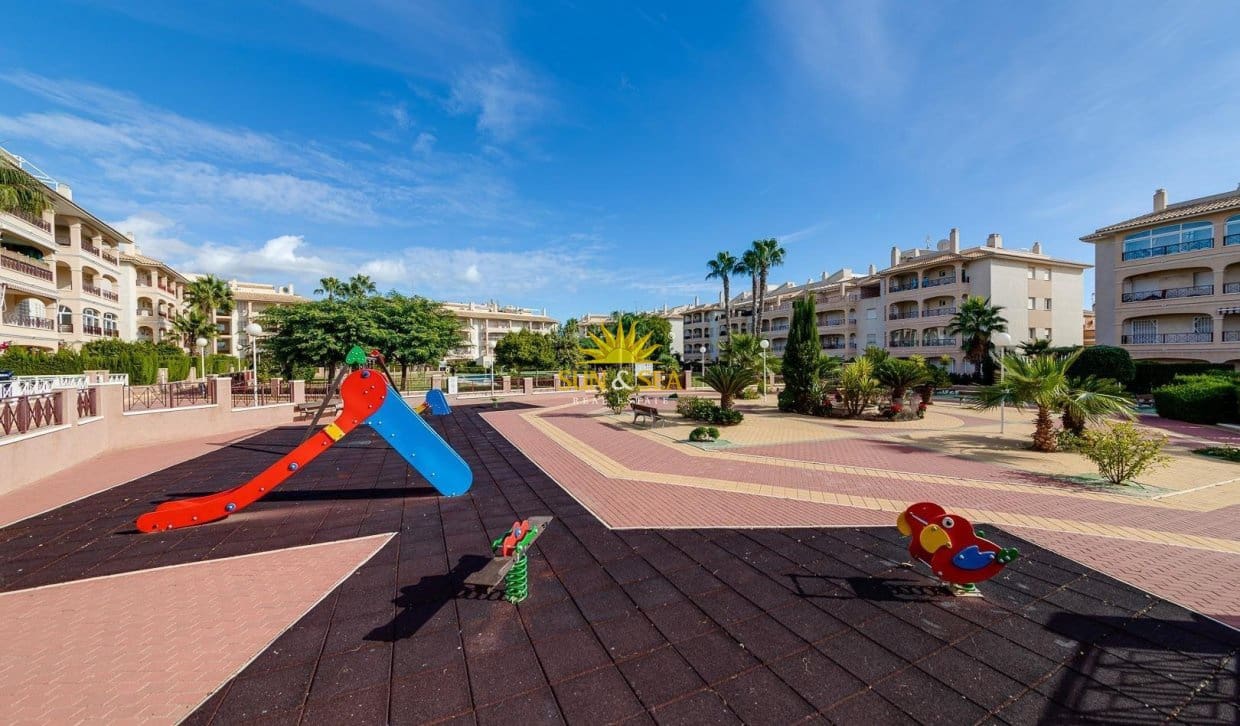 Casa de 2 habitaciones en Orihuela Costa en venta con piscina - 218.000 € (Ref: 9893230)