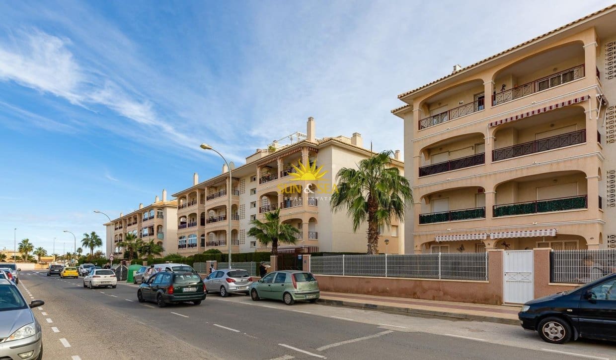 Casa de 2 habitaciones en Orihuela Costa en venta con piscina - 218.000 € (Ref: 9893230)