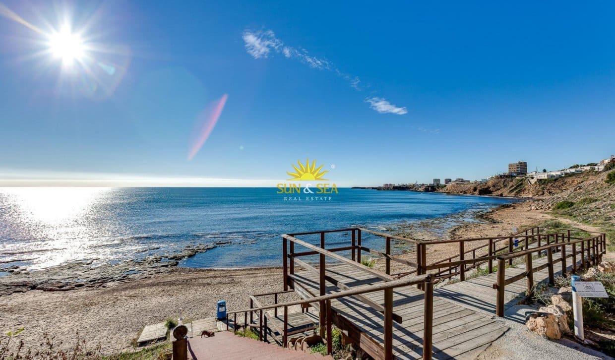Casa de 2 habitaciones en Orihuela Costa en venta con piscina - 218.000 € (Ref: 9893230)